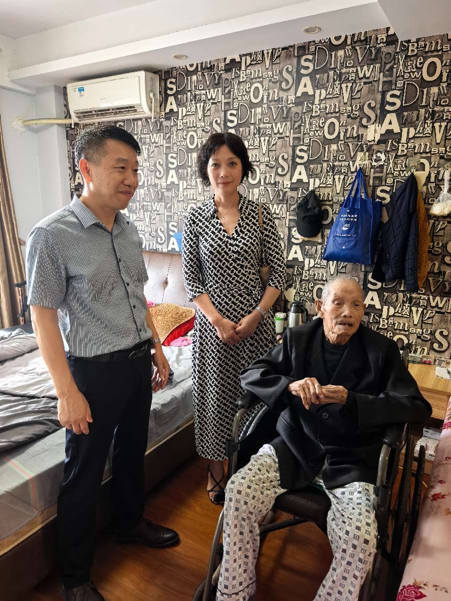 1786347479506590.jpg 25.7.26慰问革命老红军.jpg